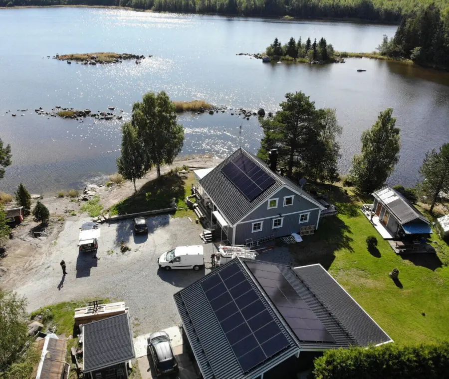 Villa vid vattnet i Forsa med 31 helsvarta premiumpaneler på taket