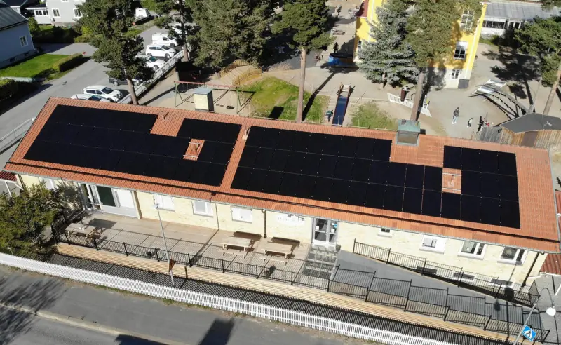 Tallbackenskolan i Ljusdal med storskalig takmonterad solcellsanläggning